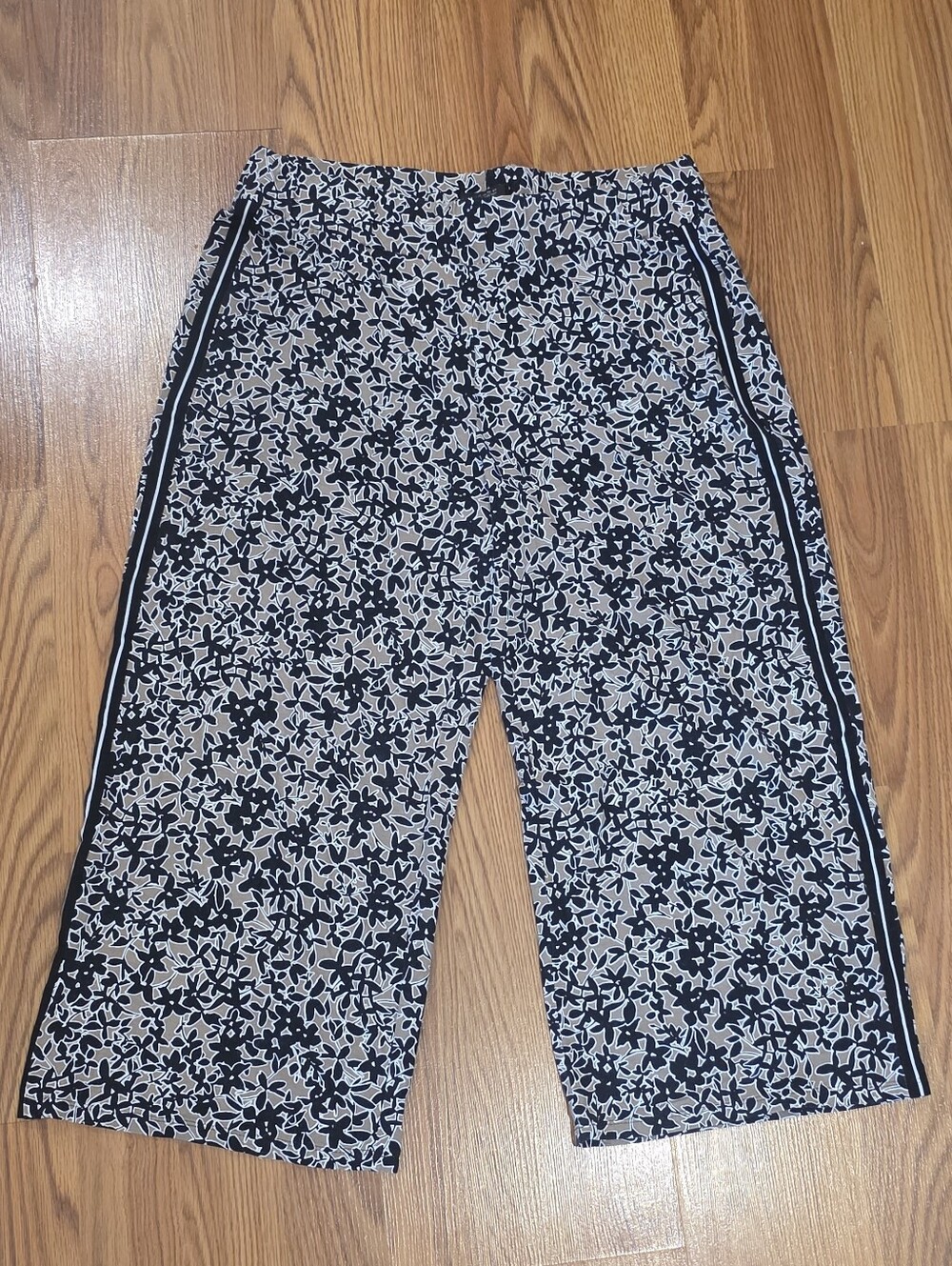 J Jill Wearever Collection Cropped Pants Black Floral Stretch Womens S Petite